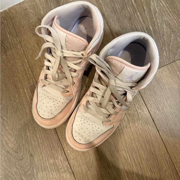 Nike Jordan 1 SE mids Kids' Sneakers size 3.5Y - Picture 3 of 4